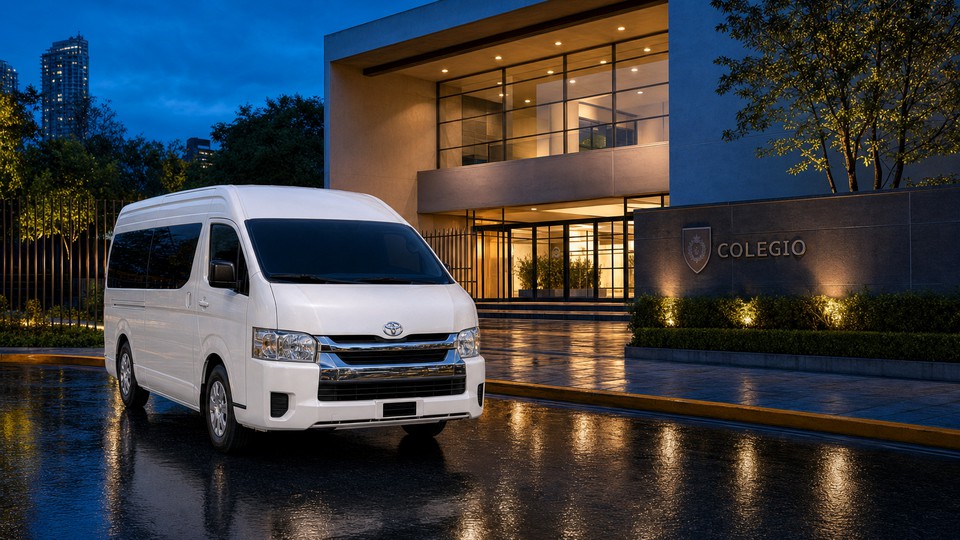 Transporte escolar LCAP — Toyota Hiace en ruta escolar
